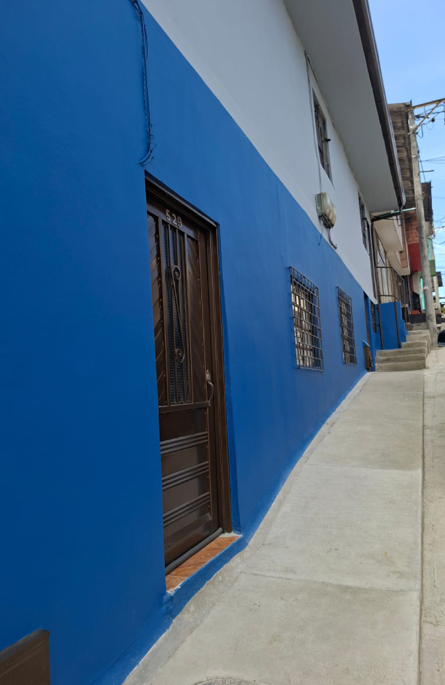 Fachada remodelada de casa residencial por All Design.