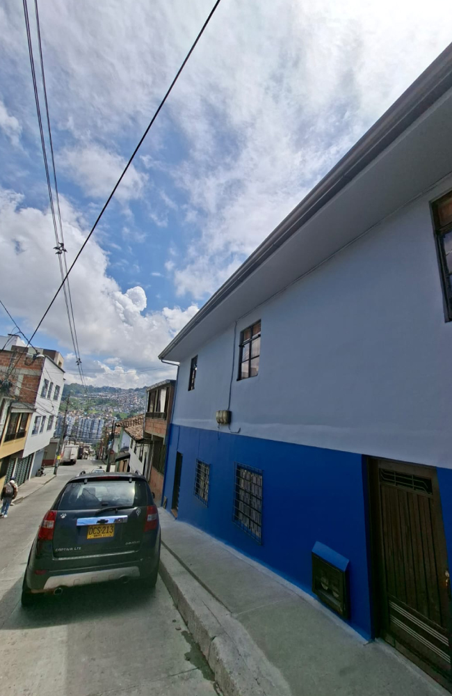 Lado de casa remodelada, renovación arquitectónica.