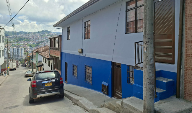 Lado de casa remodelada, renovación arquitectónica.